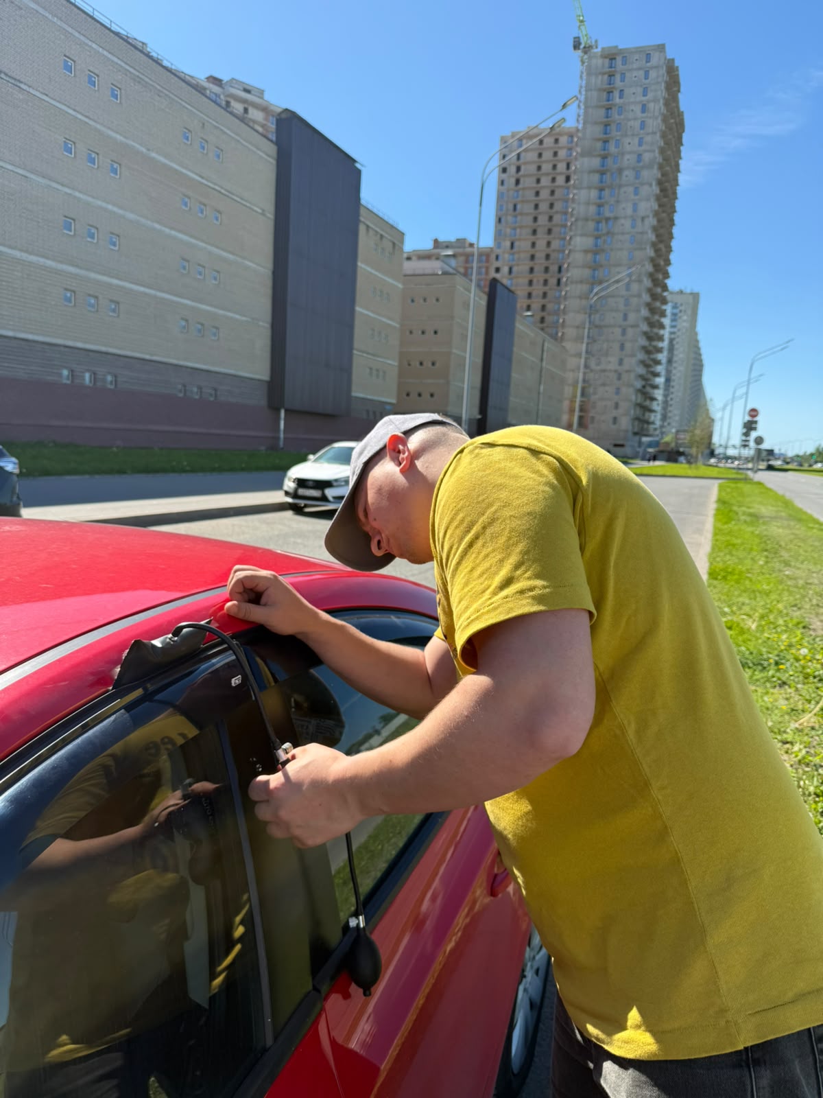 Аварийное вскрытие автомобиля мастером в Большой Ижоре